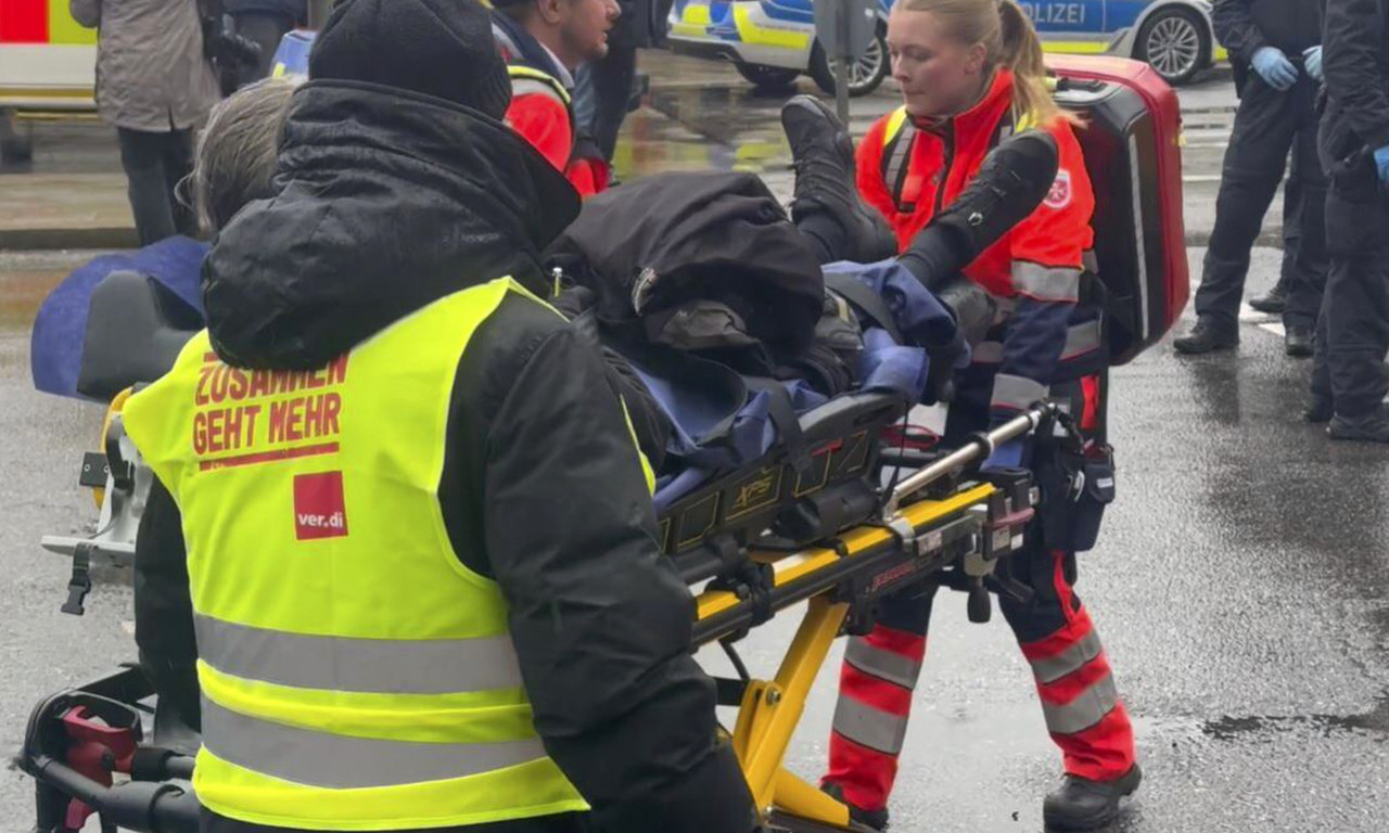 NAJMANJE 28 POVREĐENIH Uhapšen vozač koji se zaleteo na demonstrante