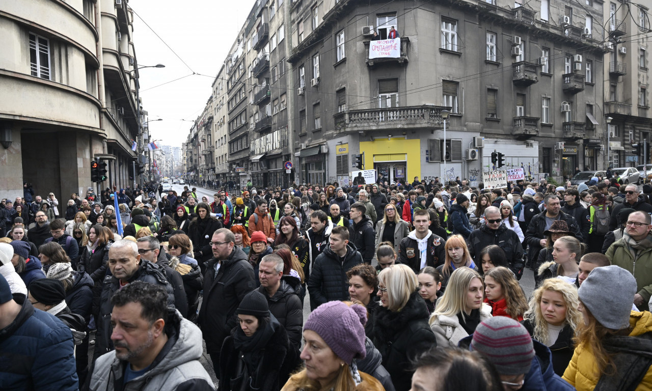 PROTESTI ISPRED VLADE I RADIO BEOGRADA Prosvetari u štrajku odbili poziv Ministarstva na razgovor