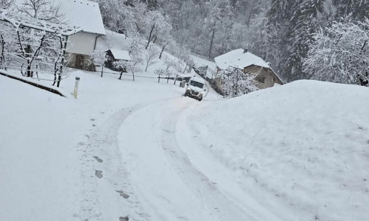 ZAVEJALO NADOMAK BAJINE BAŠTE: Sneg u martu se ne šali, putevi se zabeleli (VIDEO)