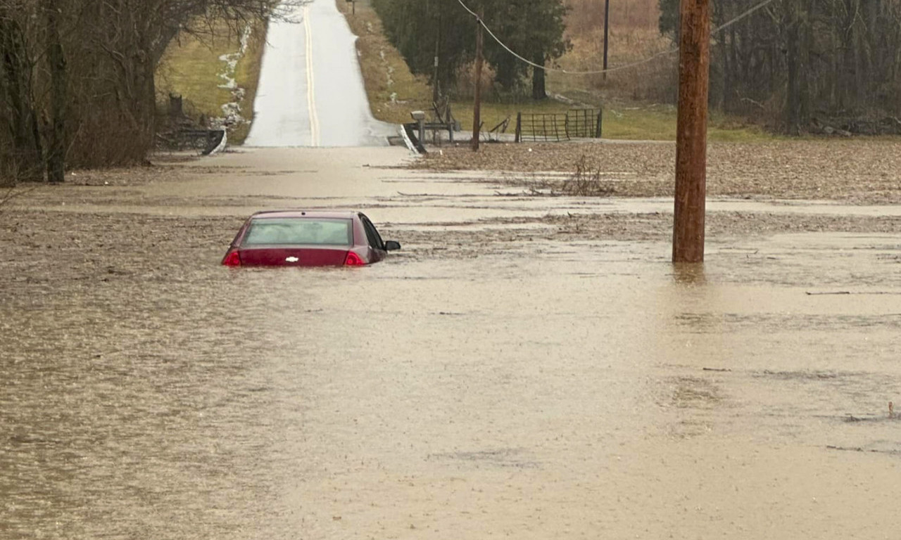 JEZIVE POPLAVE U KENTAKIJU I DŽORDŽIJI! Za sada četvoro mrtvih, među njima majka i dete (7)