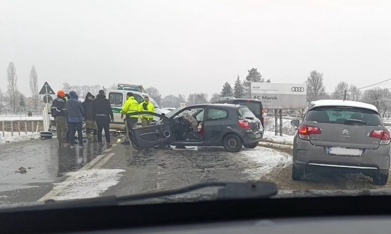 DEVOJKA POVREĐENA U UDESU KOD KRALJEVA Žestok sudar sa kamionom, pogledajte kako su proklizali (FOTO)