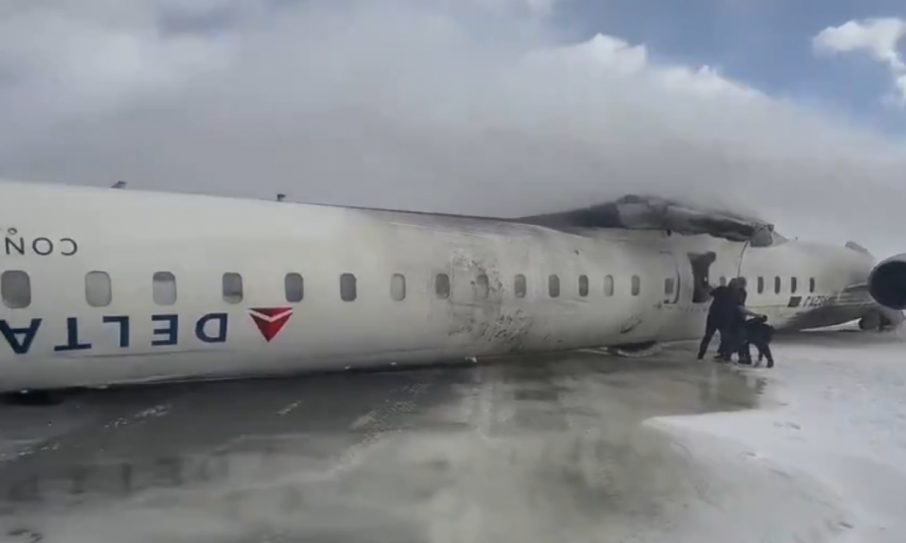 UŽASAN PRIZOR NA AERODROMU: Prvi snimak prevrnutog aviona na pisti u Torontu (VIDEO)