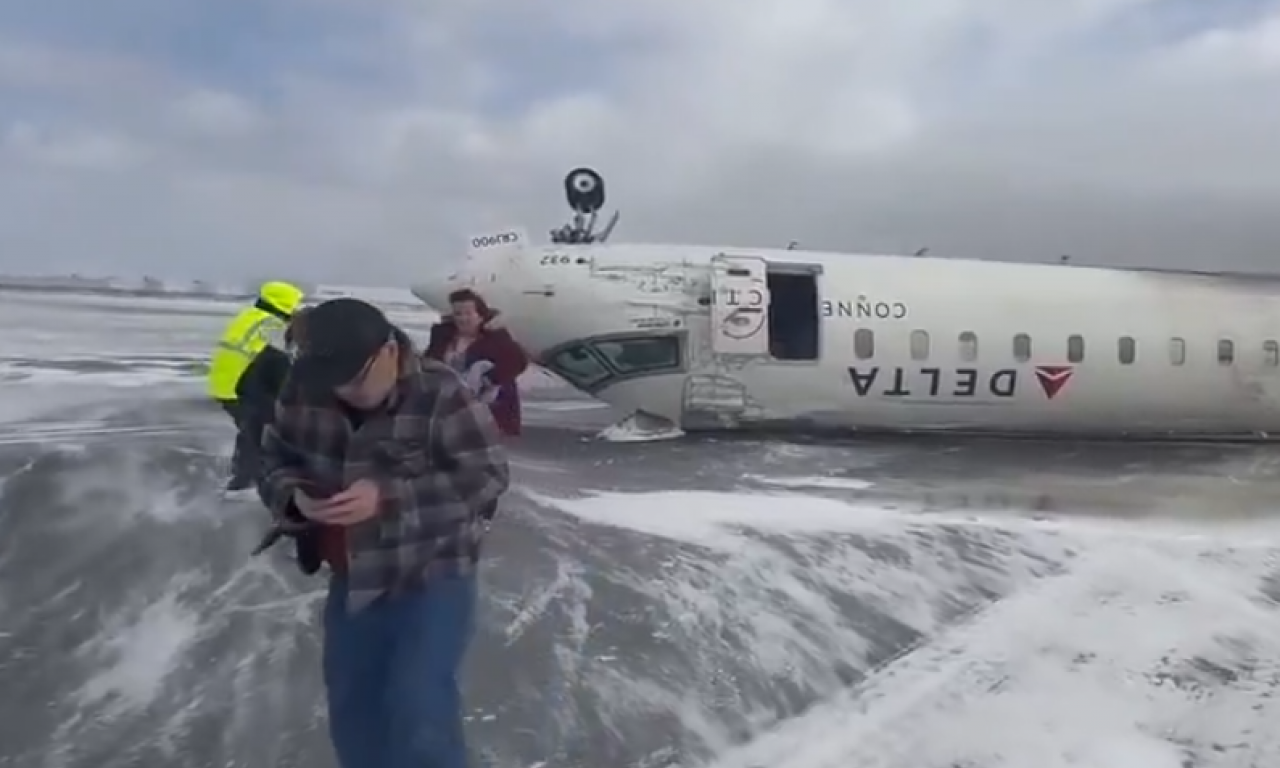 PREVRNUO  SE AVION NA AERODROMU U TORONTU: U letelici bilo 80 ljudi!