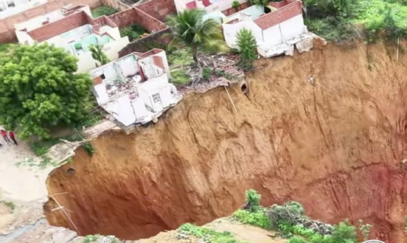 JEZIVI SNIMCI! Vanredna situacija u brazilskom gradu zbog vrtača, erozija napravila haos (VIDEO)