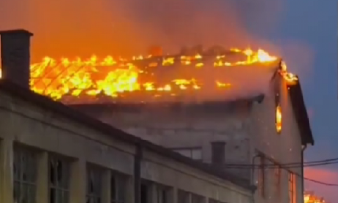 JEZIVI SNIMCI POŽARA U NIŠU Vatra se raširila zgradom, a okupljeni građani posmatraju u šoku (VIDEO)