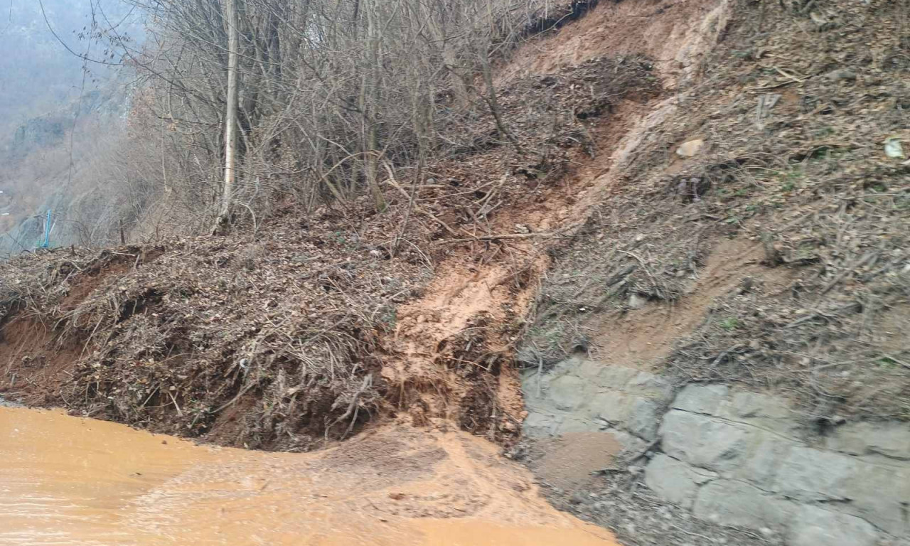 VOZAČI, OPREZ Odron na prometnom putu! Saobraćaj otežan u ovom delu Srbije