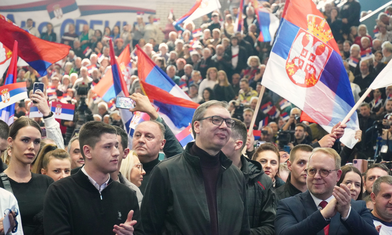 OVACIJE VUČIĆU U BORU "Nakon neuspešne obojene revolucije sledi uspešna kontrarevolucija" (VIDEO)