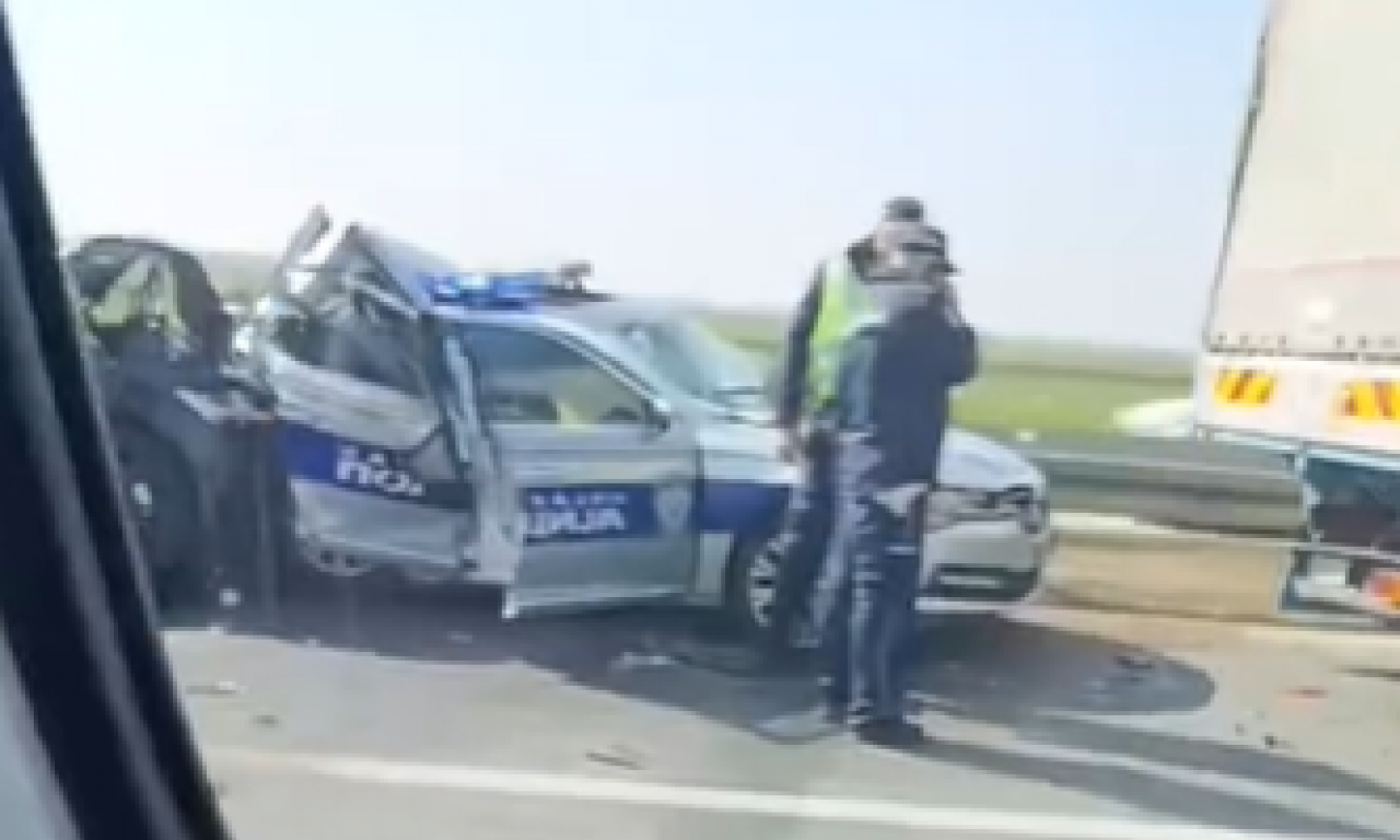 TEŠKO POVREĐEN POLICAJAC KOD INĐIJE Vozilo uništeno kao konzerva (VIDEO)