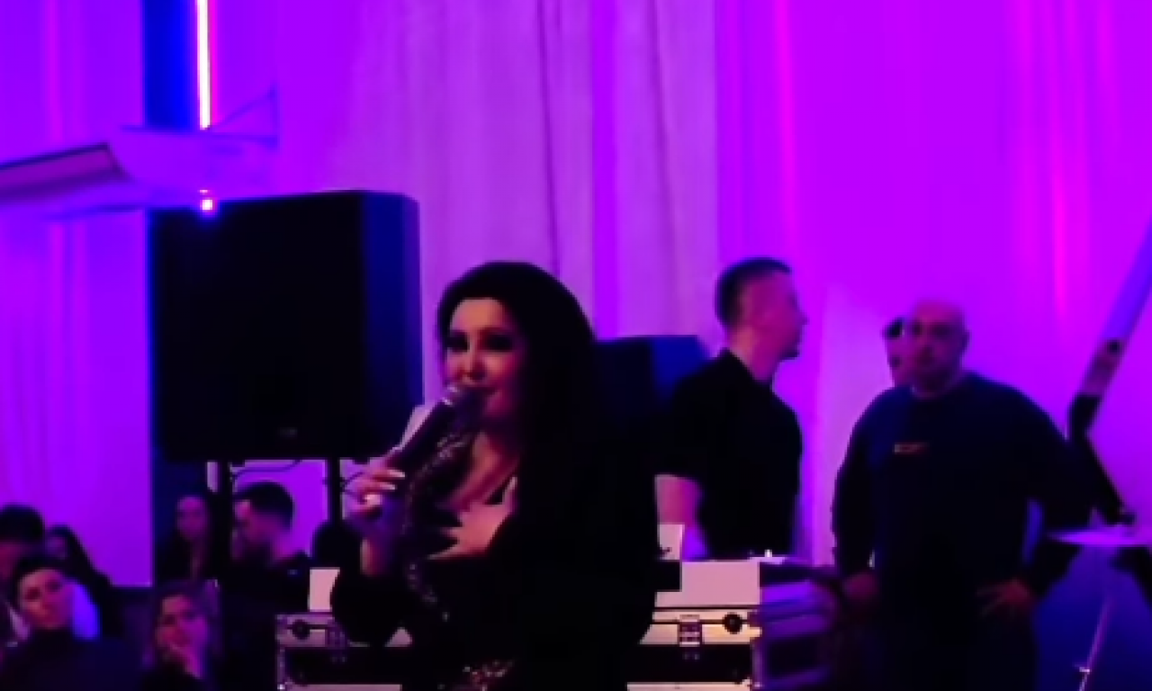 DRAGANA MIRKOVIĆ PREKINULA KONCERT KAD JE ČULA DA JE SAŠA PREMINUO Zaplakala na sceni, posvetila mu ovu pesmu (VIDEO)