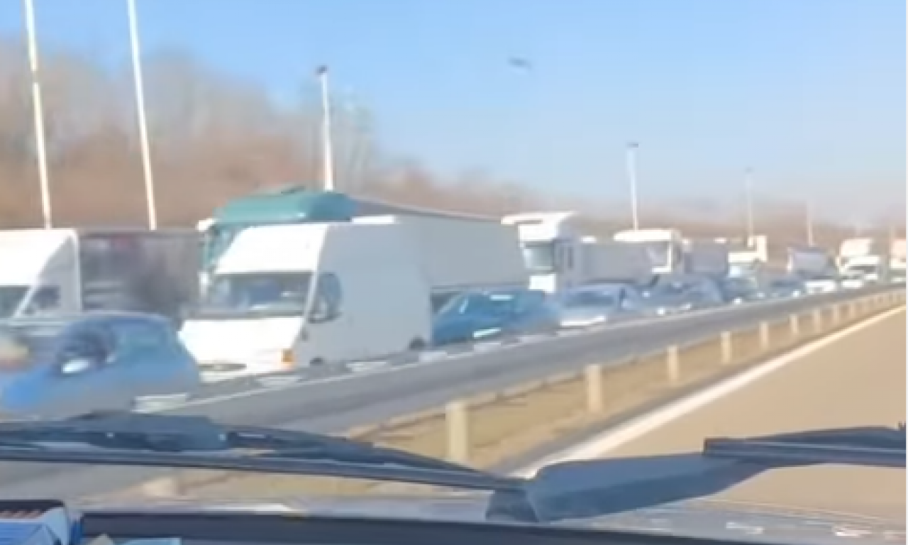 BLOKIRAN AUTO-PUT Težak udes kod Smedereva, prevrnuo se kamion (VIDEO)