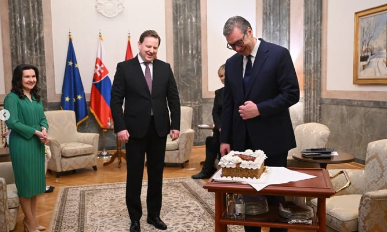 POGLEDAJTE KAKVU TORTU JE DOBIO VUČIĆ ZA ROĐENDAN Tu je i čestitka od predsednika Slovačke (FOTO)