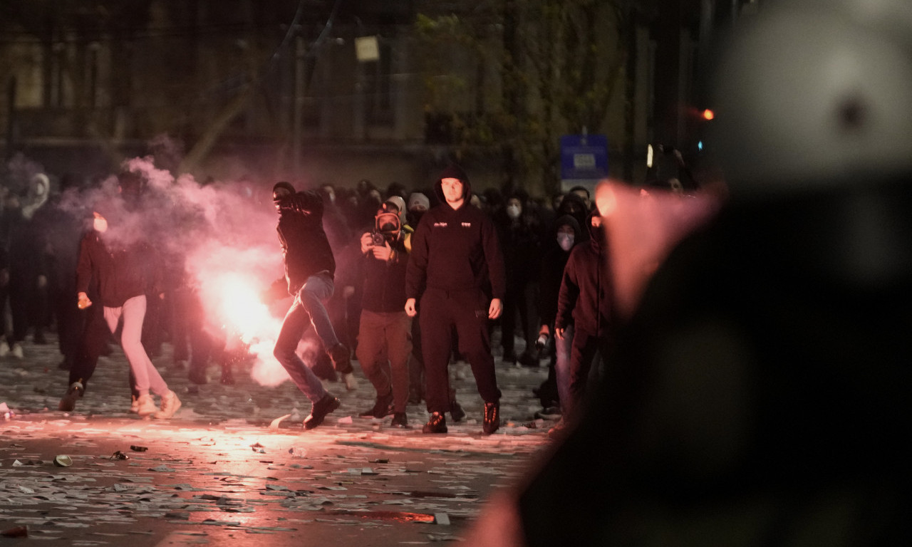 LETE MOLOTOVLJEVI KOKTELI I KAMENICE... Žestok sukob demonstranata i policije tokom protesta u Atini (VIDEO)