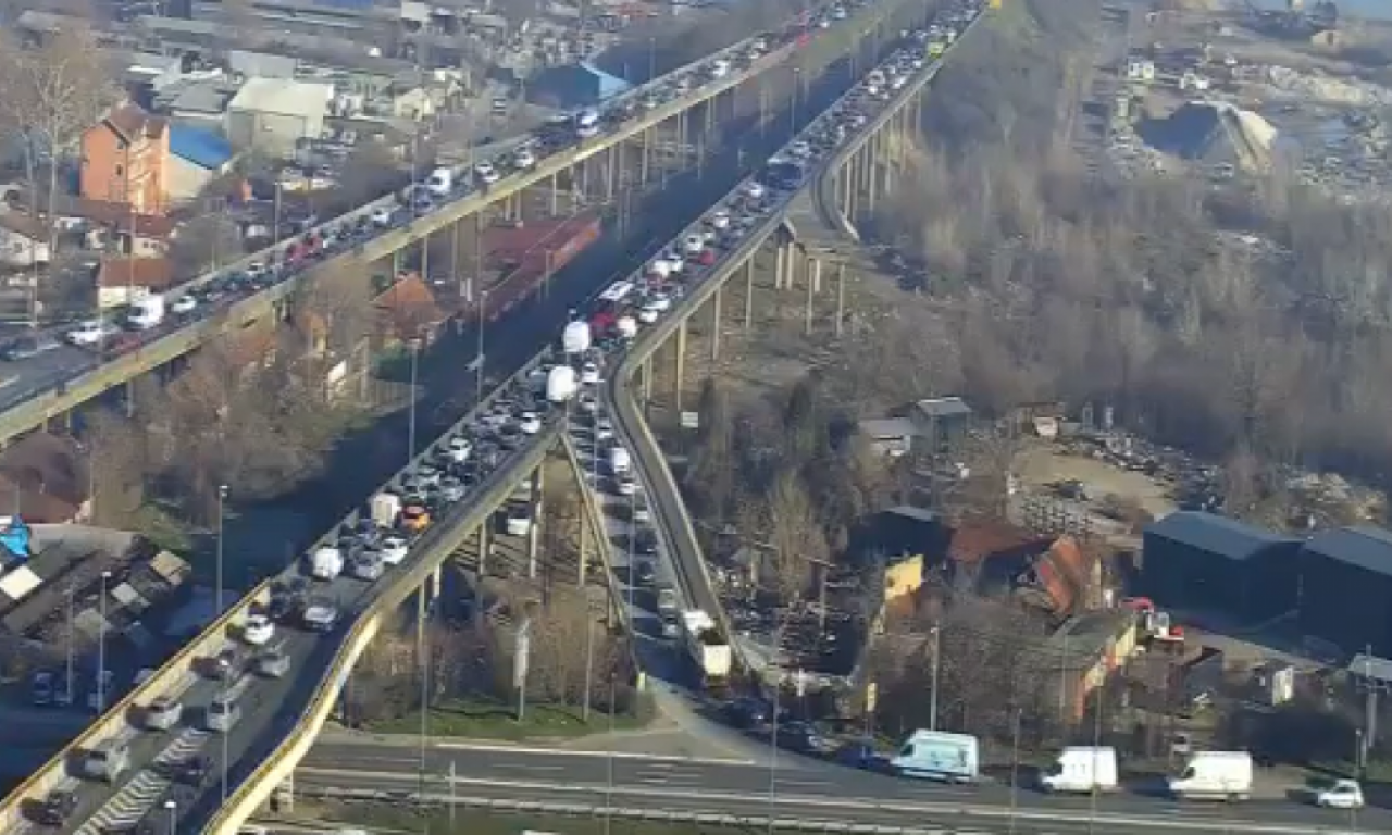 VOZAČI, IZBEGNITE OVE DELOVE GRADA Napravio se pravi krkljanac, vozila mile (FOTO + VIDEO)