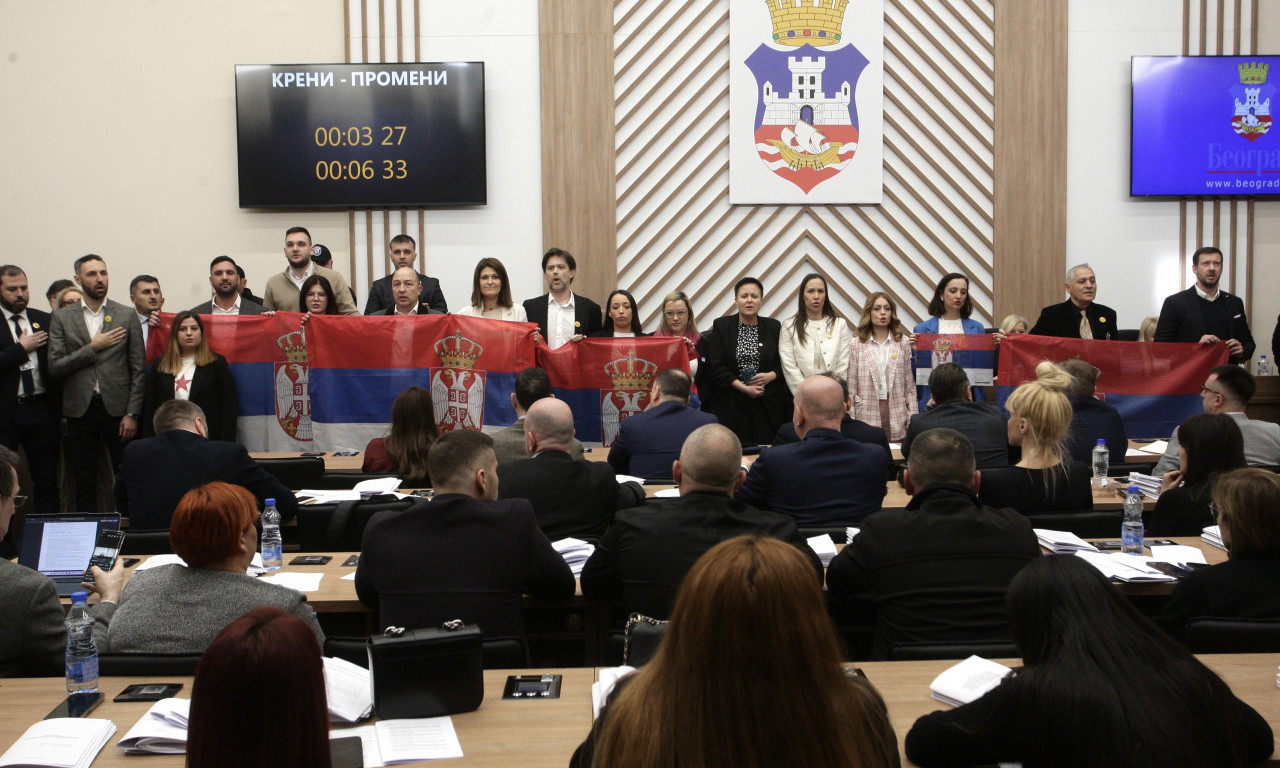 HIMNA I ZASTAVE UMESTO NASILJA KOJE SU PLANIRALI Počeo performans opozicije u Skupštini Grada! (FOTO + VIDEO)