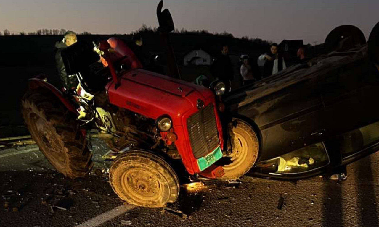 ŽESTOK SUDAR TRAKTORA I AUTOMOBILA Jedno vozilo na krovu, drugo prepolovljeno - ima povređenih! (FOTO)