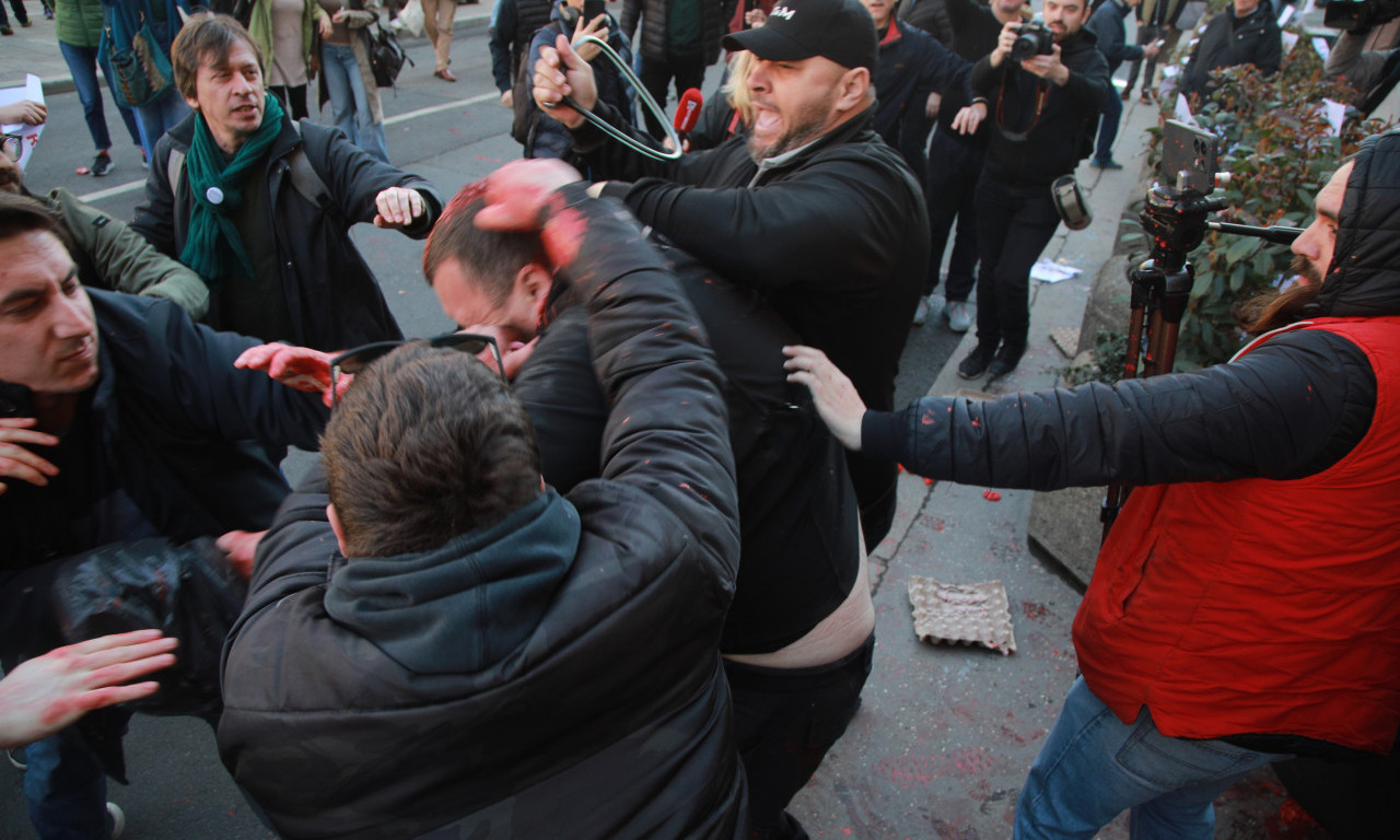 JEZIVE SCENE NASILJA ISPRED SKUPŠTINE GRADA Pogledajte fotografije tuče, napada na novinarku, gađanja farbom...(FOTO)