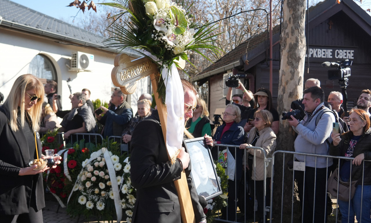 TUŽNA POVORKA NA SAHRANI SAŠE POPOVIĆA Kum nosio krst, a sanduk Žika Jakšić i još pet osoba