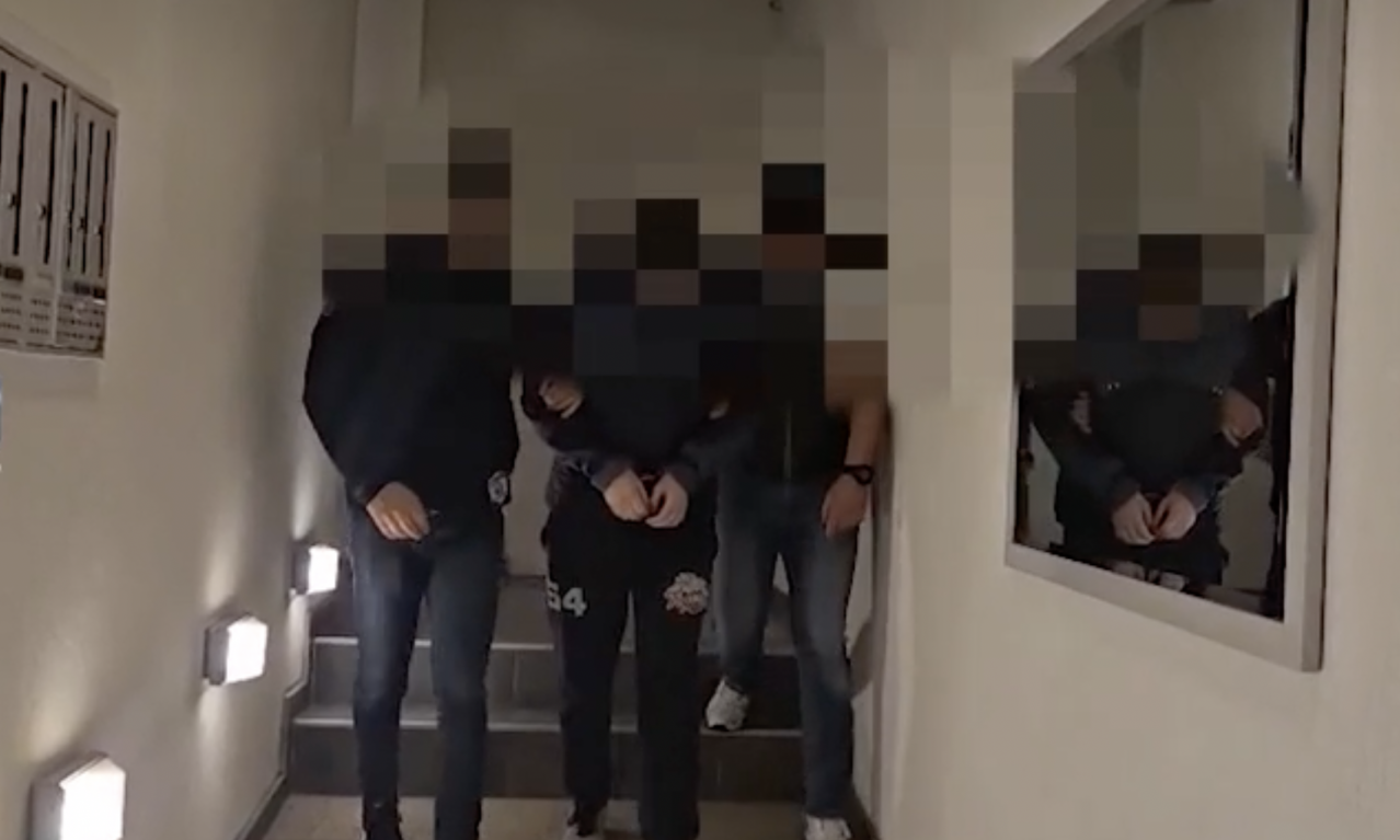 OVAKO JE UHAPŠEN NAPADAČ NA MINISTRA SELAKOVIĆA Lisice mu stavljene u stanu, pronađeni i dokazi (VIDEO)