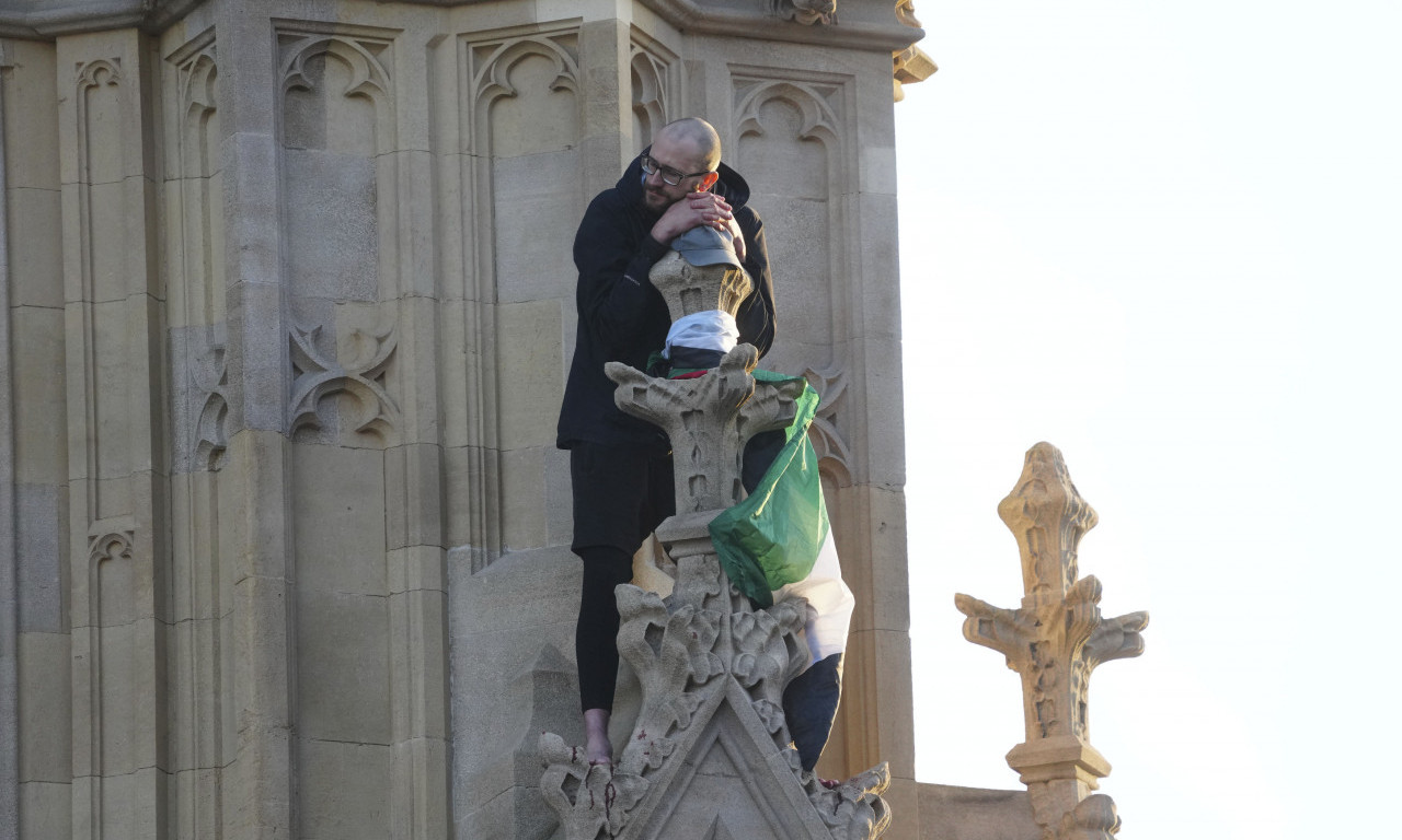 DRAMA U LONDONU TRAJE SATIMA Čovek i dalje stoji bos na vrhu palate, a gledajte šta ima u rukama (FOTO+VIDEO)