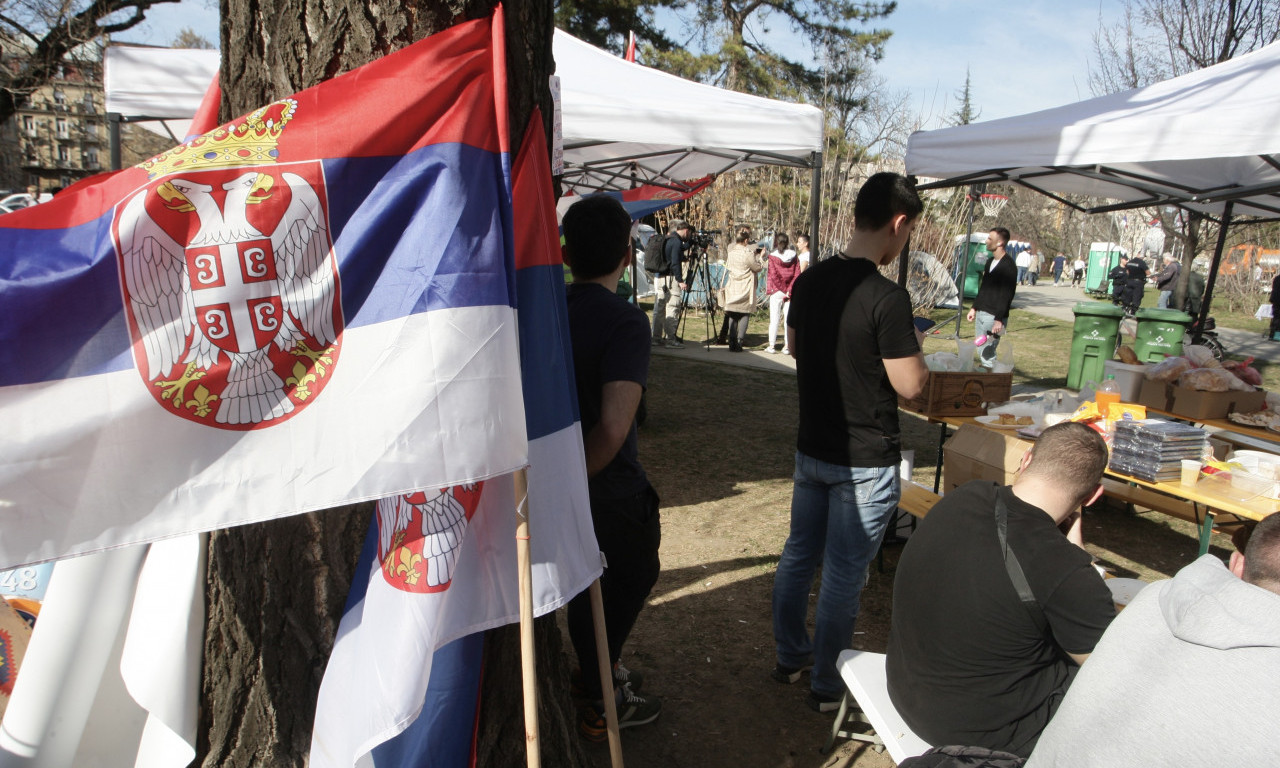 PROFESOR BRANKO RAKIĆ OBIŠAO STUDENTE KOJI ŽELE DA UČE Jedan od najeminentnijih pravnih eksperata u Pionirskom parku