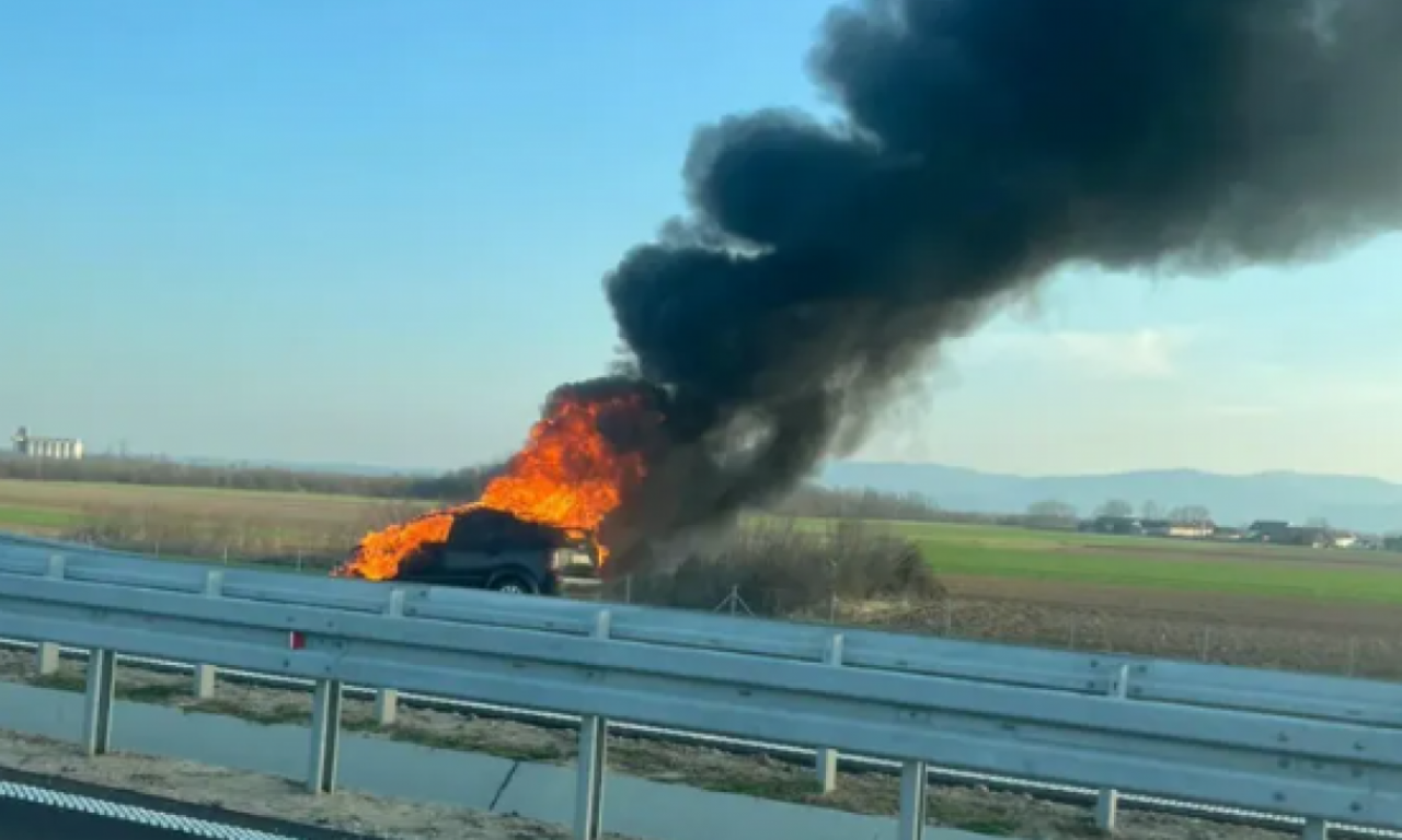 PLAMEN "PROGUTAO" AUTOMOBIL Zapalilo se vozilo na putu Šabac - Loznica (FOTO)