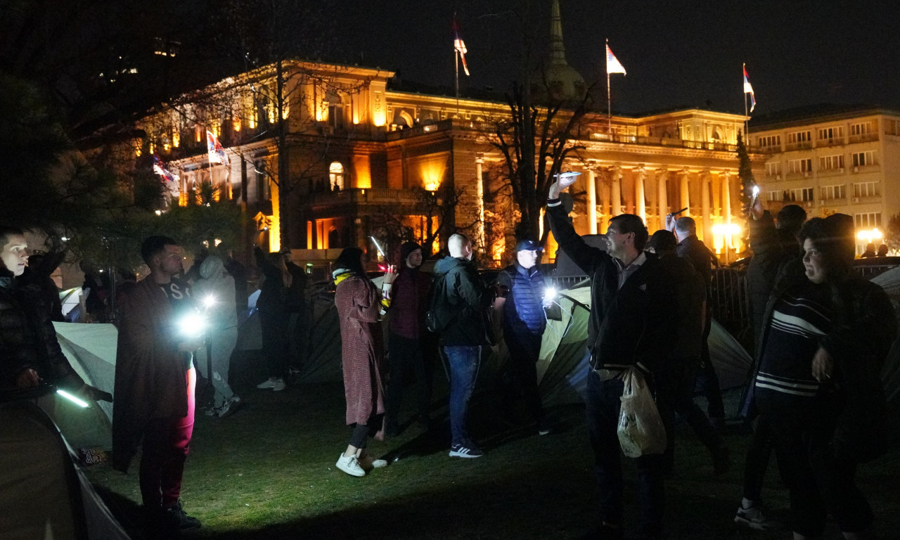 SIJA PIONIRSKI PARK! Studenti koji žele da uče osvetlili ga telefonima i lampama (FOTO)