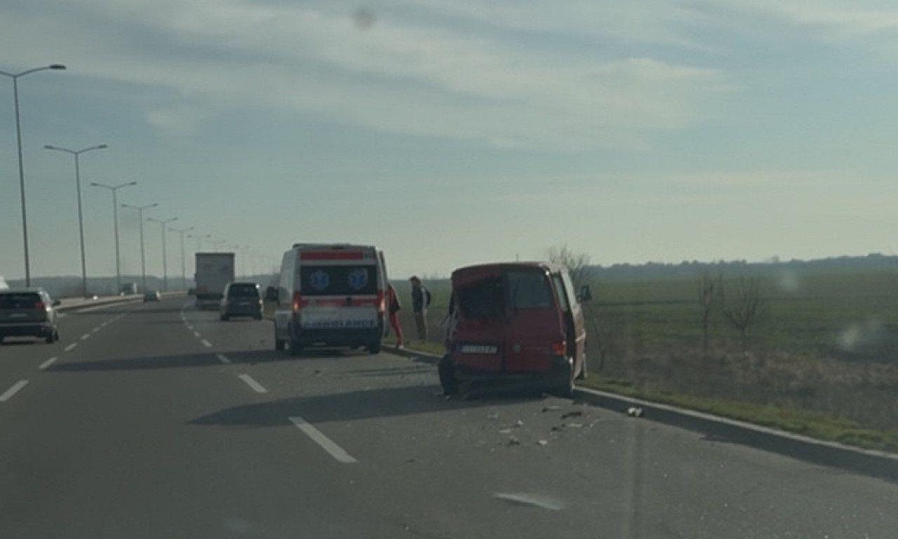 TEŽAK UDES KOD BORČE Kombi zgužvan, delovi vozila rasuti po putu (FOTO+VIDEO)