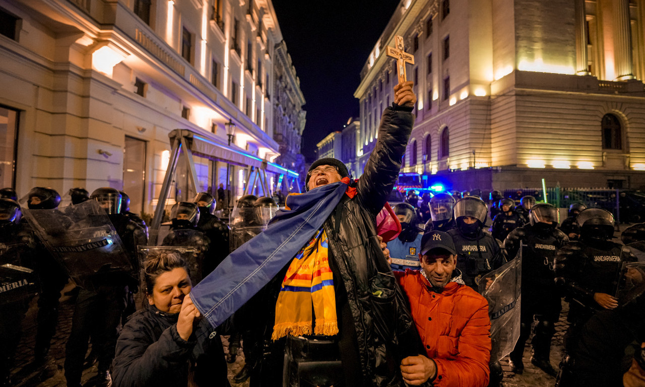 GORI BUKUREŠT, PAKAO NA ULICAMA Kamenovali policiju, prevrtali kola... Demonstracije zbog Đorđeskua na vrhuncu (FOTO)