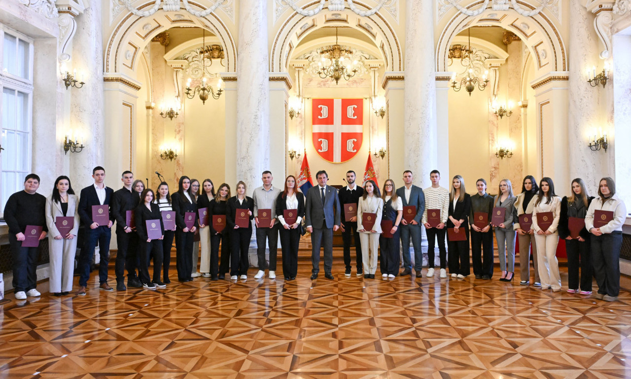 VI STE BUDUĆNOST KOJOJ SE RADUJEMO Ministar Gašić uručio ugovore o stipendiranju studentima i učenicima