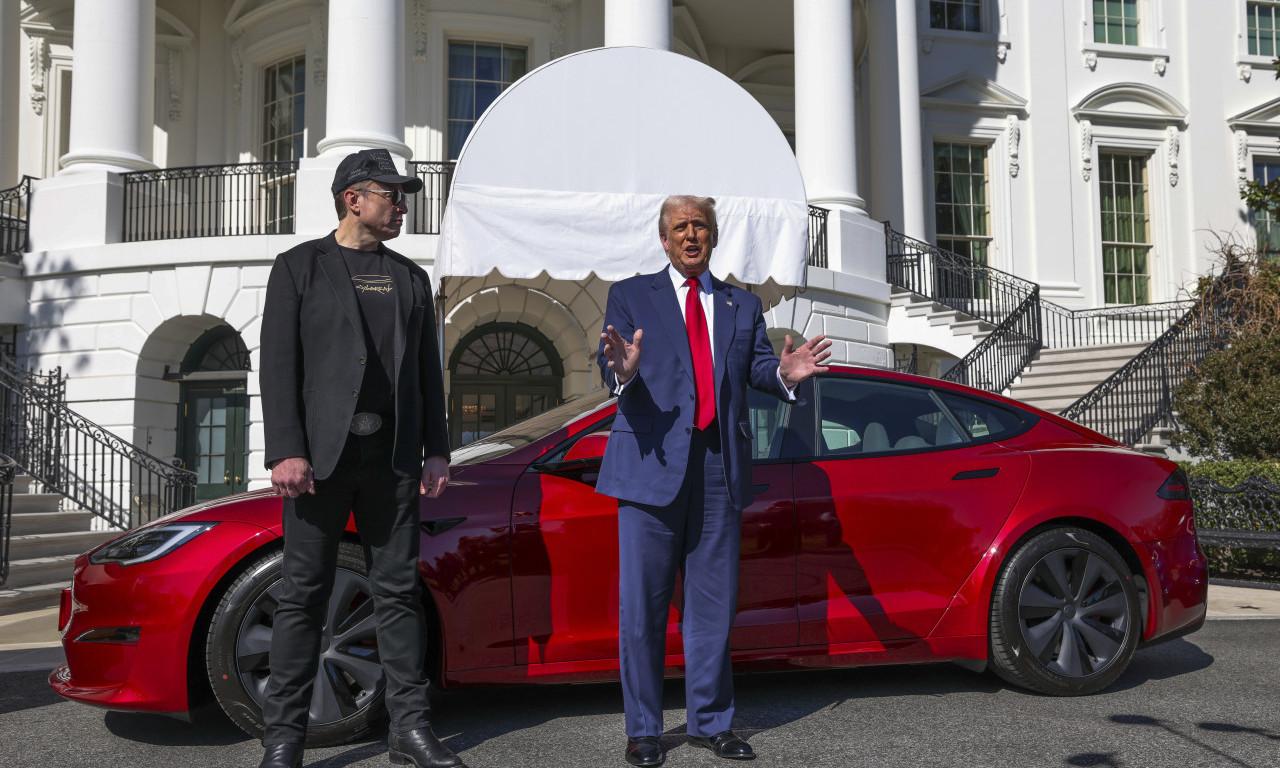 DONALD TRAMP KUPUJE TESLU! Pogledajte kako izgleda papreno skup "šoping" sa Ilonom Maskom (FOTO)