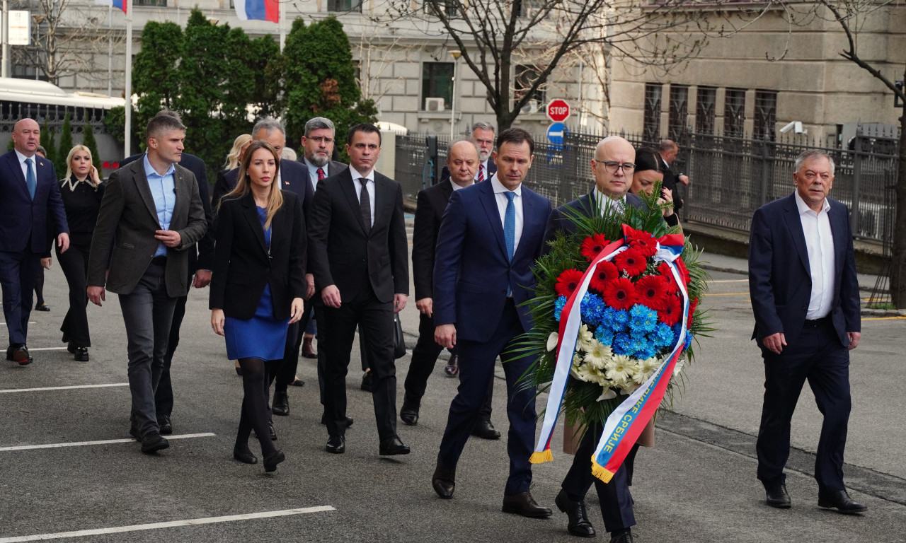 SEĆANJE NA PREMIJERA Vučević sa ministrima položio vence na mestu gde je izvršen atentat na Zorana Đinđića