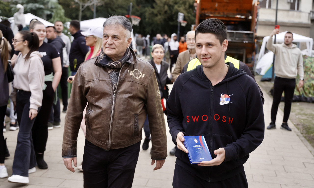 BRANISLAV LEČIĆ PODRŽAO STUDENTE U PIONIRSKOM PARKU: Srbija je napadnuta spolja i iznutra!