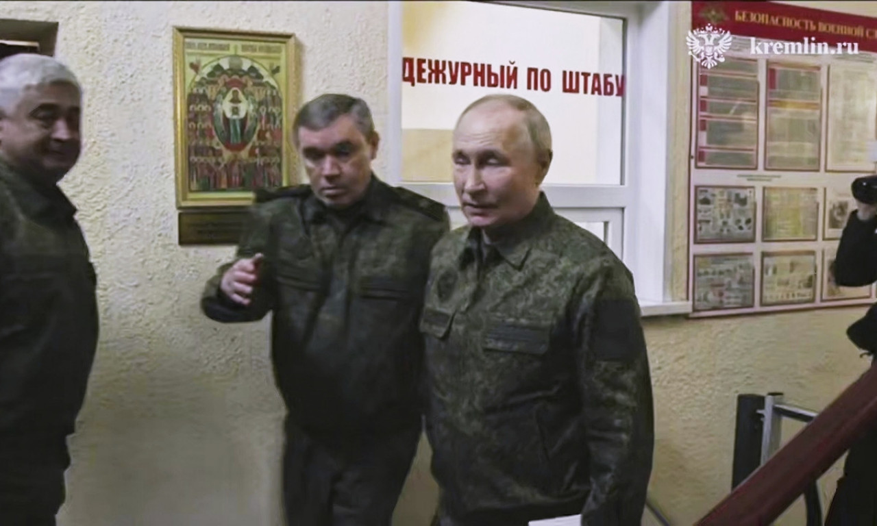 PUTIN U UNIFORMI U KURSKU: Imao je sastanak sa vojnim rukovodstvom! (VIDEO)