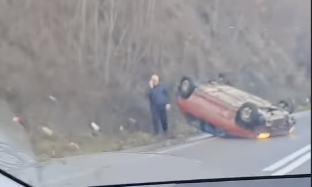 ŽESTOKA SAOBRAĆAJKA KOD KRALJEVA Automobil se prevrnuo na krov - prizor na putu ledi krv u žilama (VIDEO)