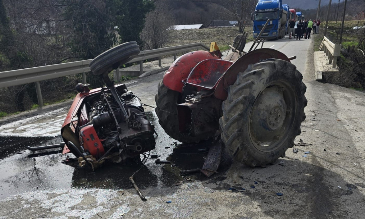 TRAKTOR PREPOLOVLJEN, AUTOMOBIL SLETEO SA PUTA Ima povređenih u žestokom sudaru kod Kraljeva (FOTO)