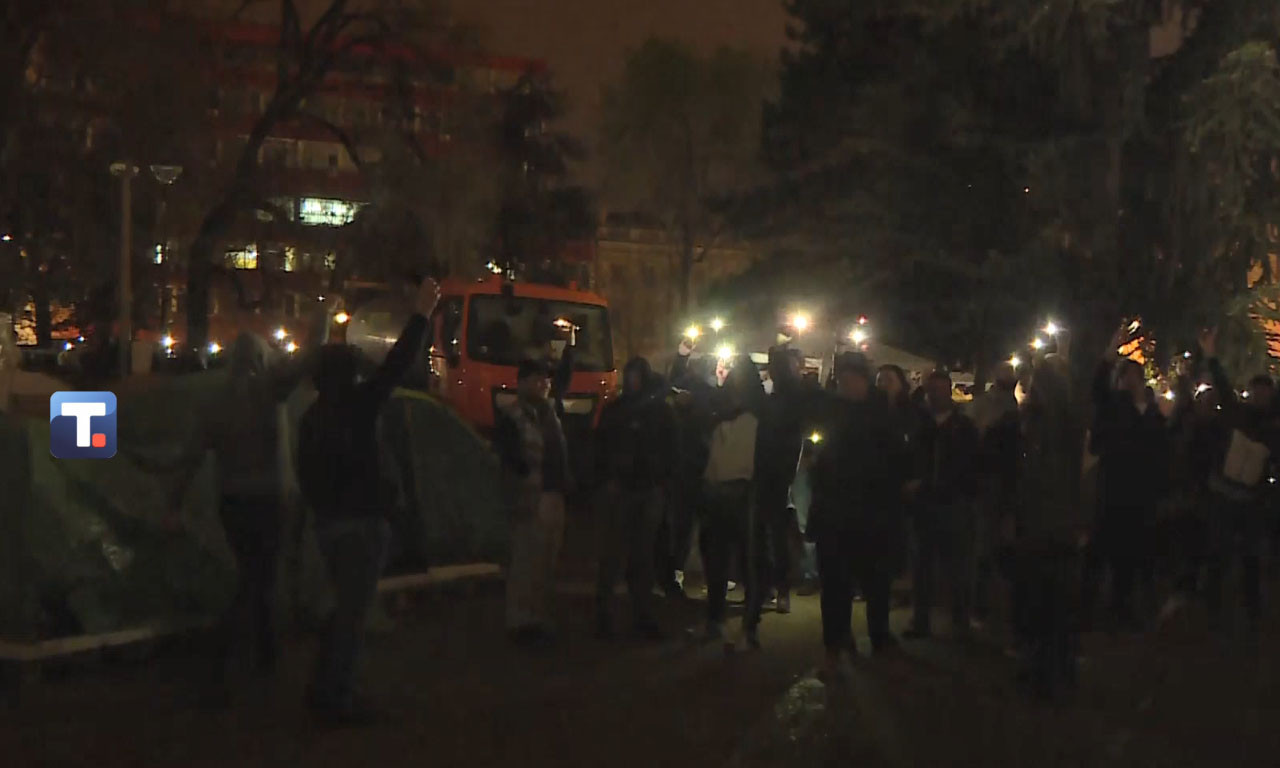 KAKAV VIZUELNI PERFORMANS U PIONISRSKOM PARKU! Studenti koji hoće da uče bliceve na telefonima uperili u nebo (VIDEO)