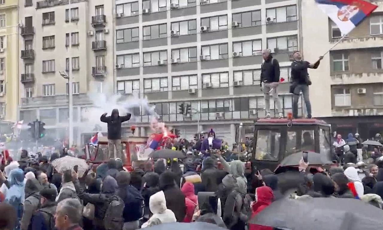 NAPRAVILI BAKLJADU PRED SKUPŠTINOM Sve se ori kao na slavlju (VIDEO)