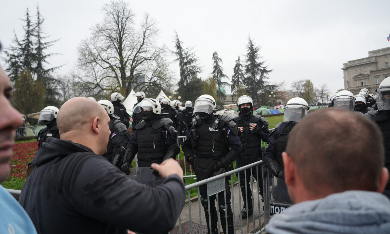 TENZIJE ISPRED PIONIRSKOG PARKA Lete flaše ka Žandarmeriji, policija podigla štitove