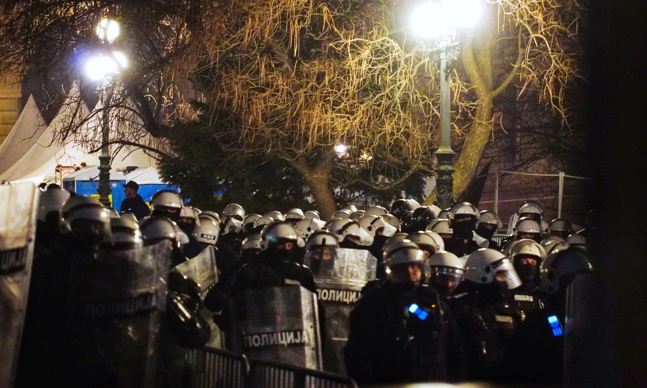 OGLASILI SE STUDENTI KOJI ŽELE DA UČE: Bacali su suzavce i baklje, jednom kolegi polomljena ruka! (VIDEO)