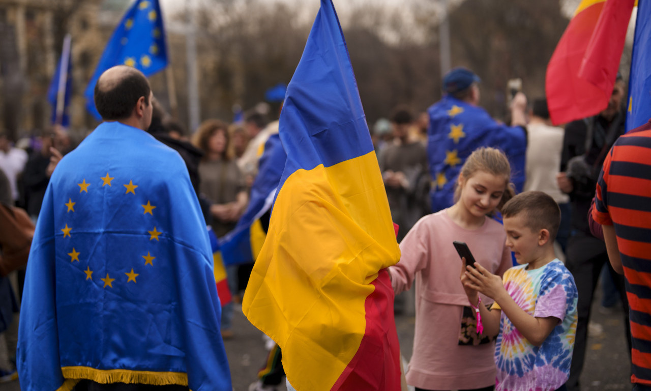 PROEVROPSKI MITING U RUMUNIJI Pogledajte reku ljudi u Bukureštu (FOTO)