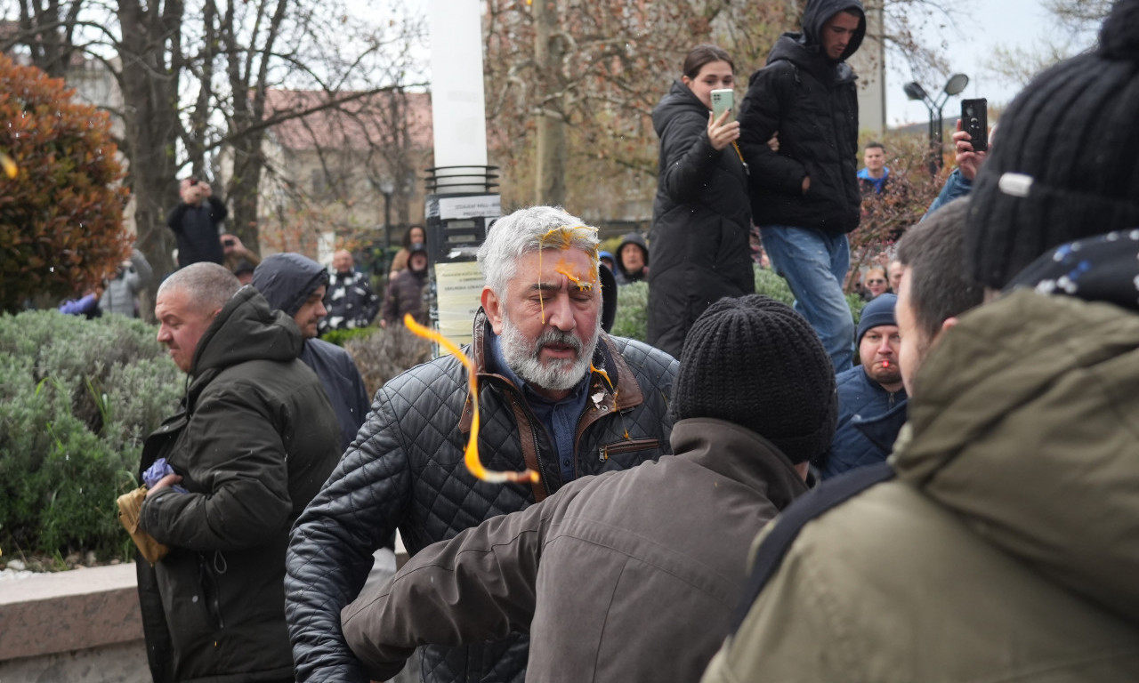 LINČ OPŠTINARA U OBRENOVCU Gađali ih jajima i brutalno vređali samo zato što su bili uz studente! (VIDEO)