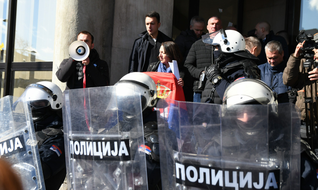 NASILJE U NOVOM SADU Opozicija blokira zgradu Skupštine Grada (FOTO+VIDEO)