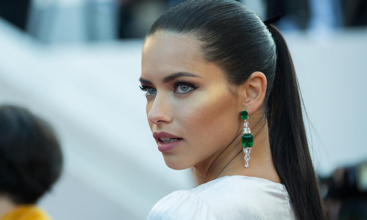 ADRIANA LIMA I DALJE VOLI SRBIJU U Parizu blistala u jakni srpske dizajnerke!