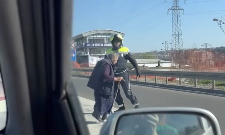 SNIMAK KOJI ĆE VAM RAZVUĆI OSMEH Policajac zaustavio kolonu na auto-putu... a sve zbog jedne bake (VIDEO)