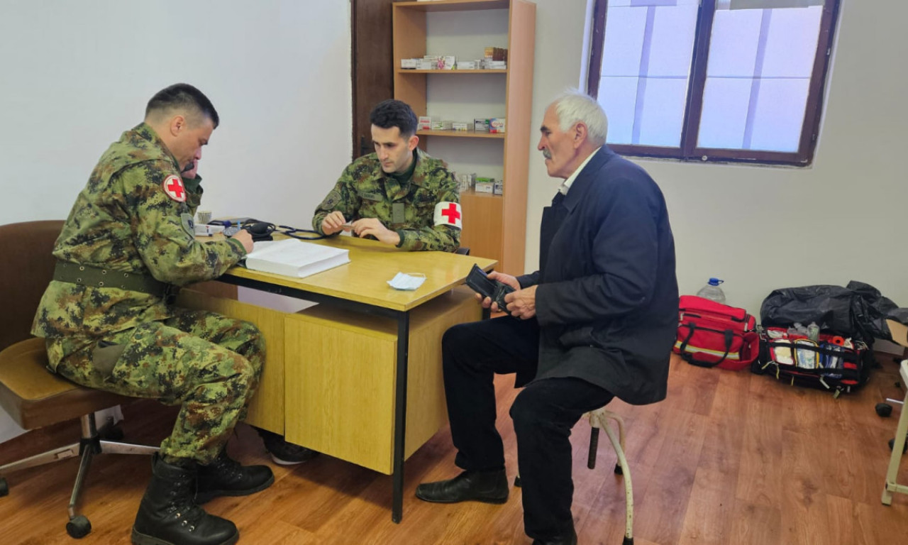 AKCIJA "LEKAR NA SELU" OBRADOVALA MNOGE Vojni lekari pregledali meštane u Jabuci nadomak Prijepolja (FOTO)