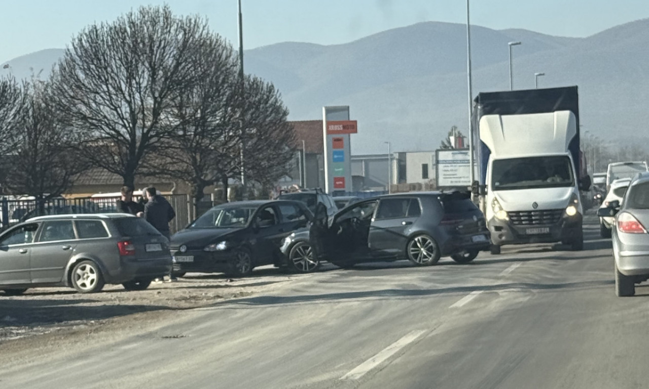 ŽESTOK SUDAR SKUPIH MAŠINA Delovi automobila rasuti po putu - jeziv prizor kod Čačka (FOTO)