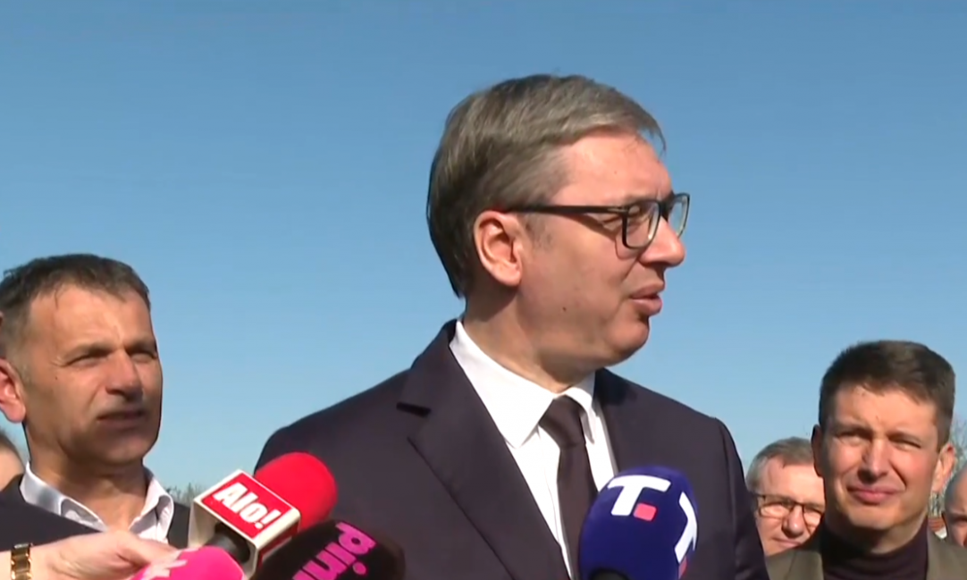 VUČIĆ U POSETI TOPLIČKOM OKRUGU Građani ga pozdravili aplauzom i odmah zatražili: Predsedniče, putevi!