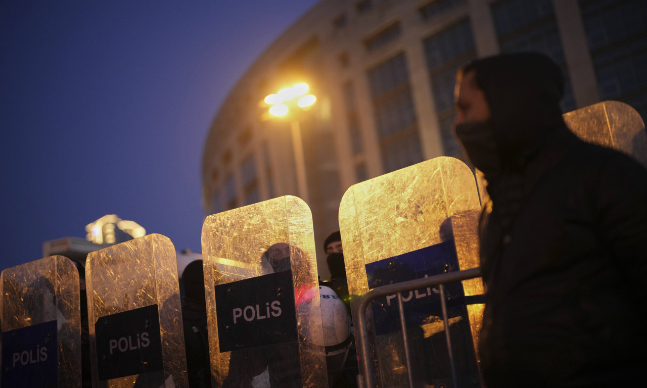 SUKOBI DEMONSTRANATA I POLICIJE U ANKARI: Bačen suzavac, gori Turska! (VIDEO)