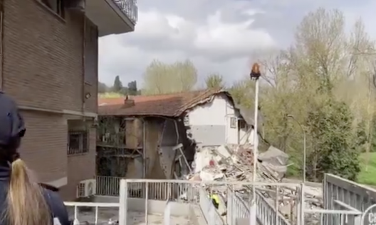 TRAŽE SE PREŽIVELI POD RUŠEVINAMA Pogledajte prvi snimak urušavanja zgrade u Rimu - totalni haos na ulici (FOTO+VIDEO)