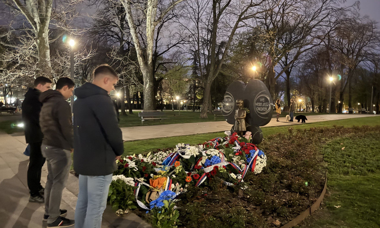 MILOŠ PAVLOVIĆ SA KOLEGAMA ODAO POŠTU! Studenti koji žele da uče položili venac na spomenik Milici Rakić (FOTO)